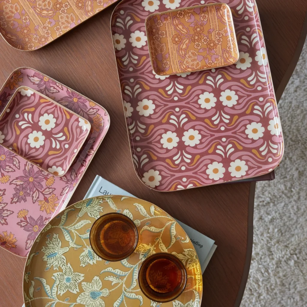 Vassoi laccati, set da tavola, trousse, tovaglie, cotone bio.